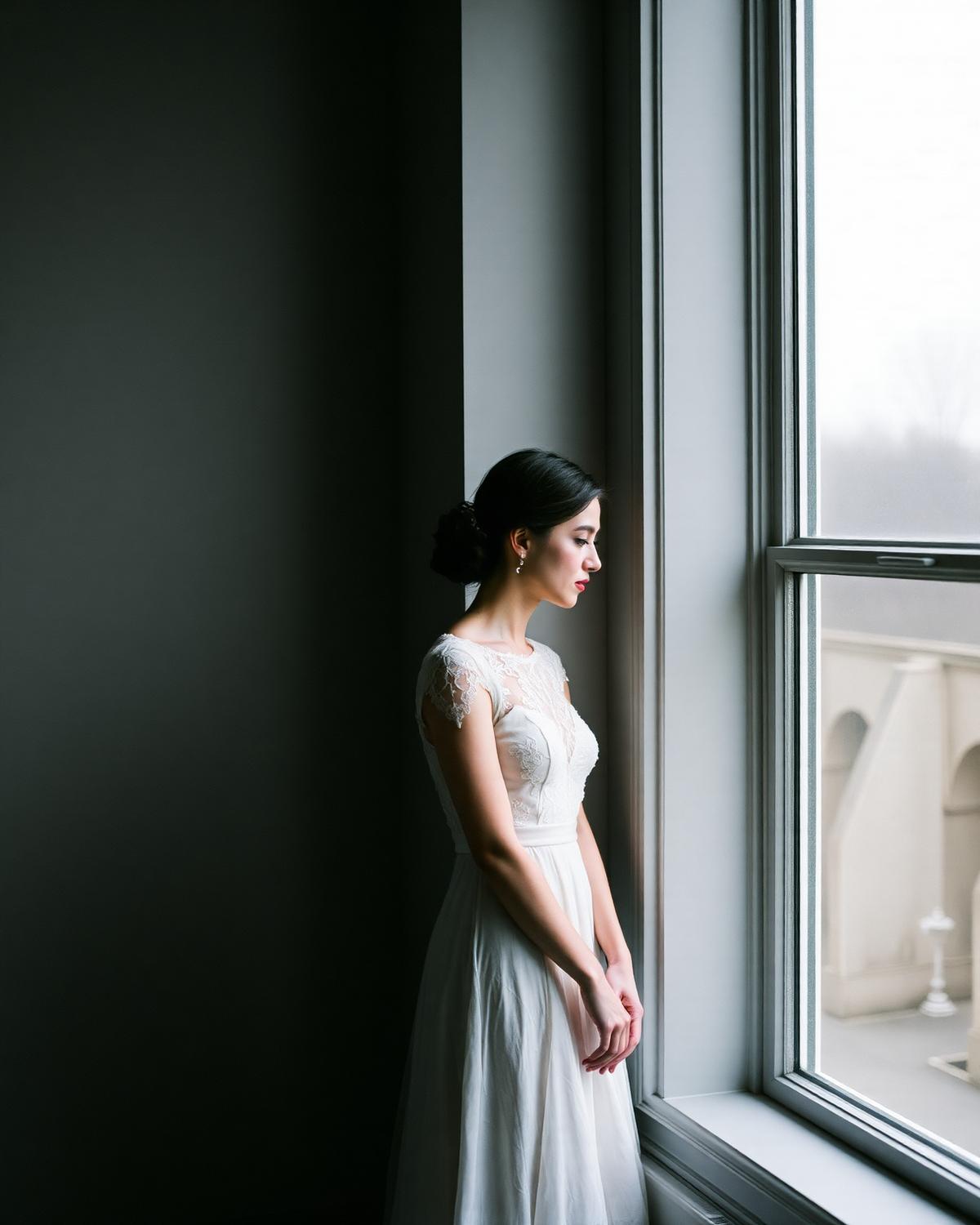 Braut am Fenster im ruhigen Morgenlicht