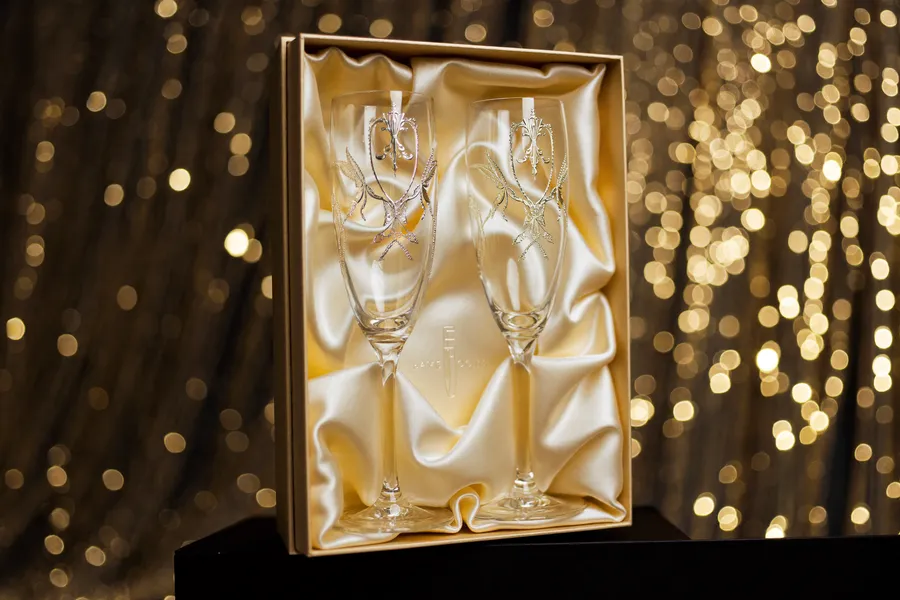 Gravierte Sektgläser als Geschenk für die Trauzeugen