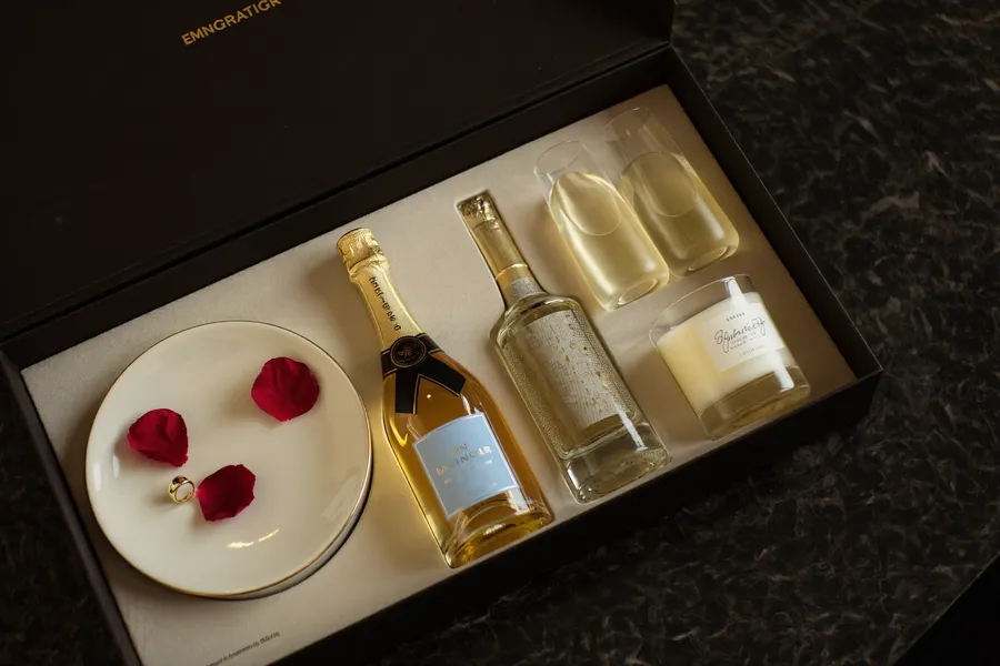 Personalisiertes Verlobungsgeschenk-Set mit gravierten Gläsern
